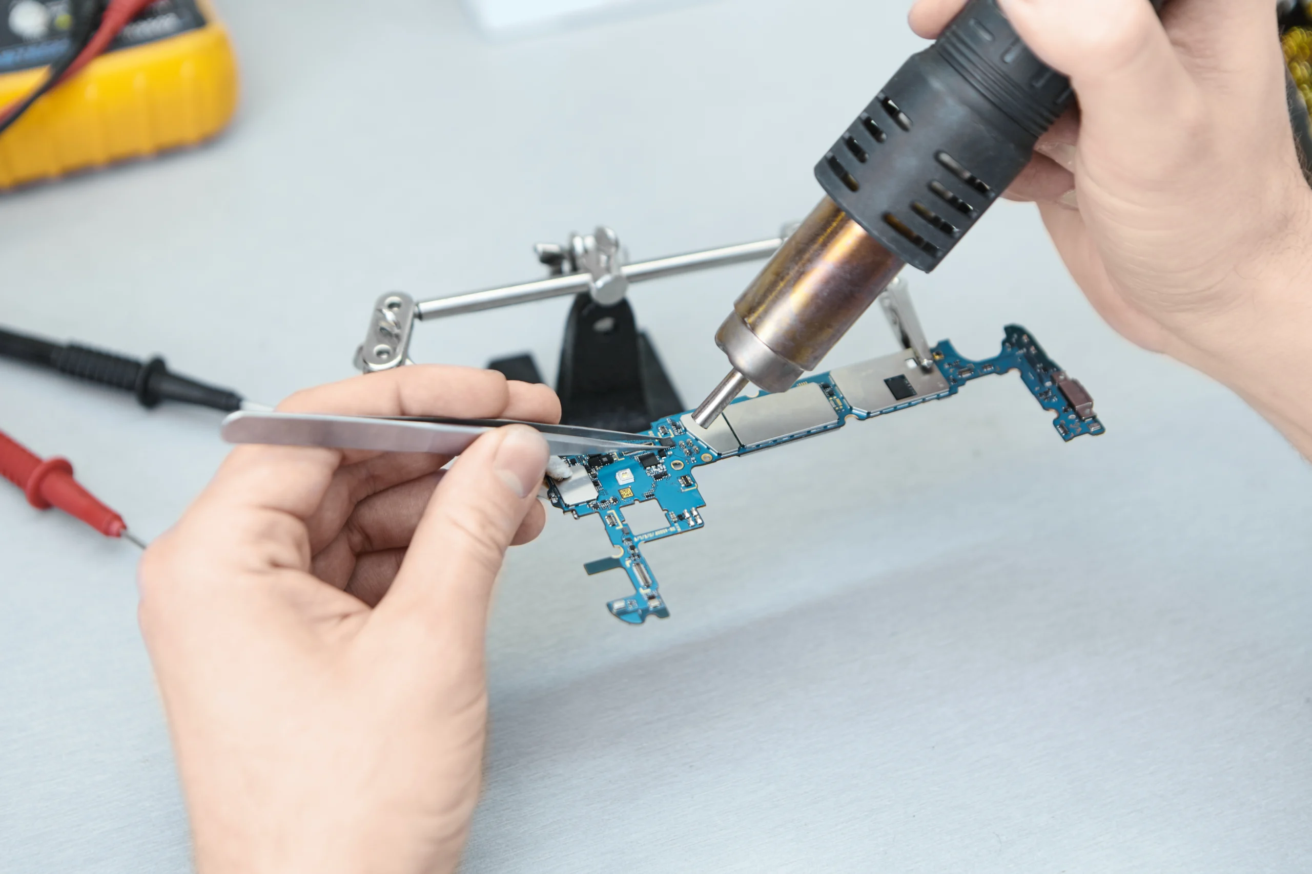 Microsoudure d'une carte électronique au fer à souder