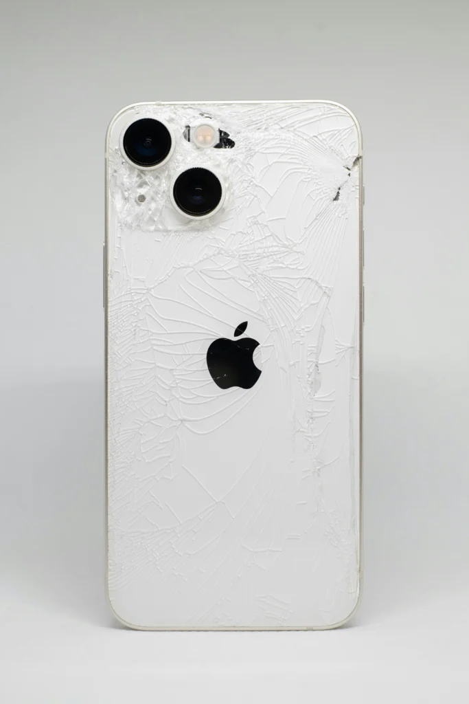 iPhone avec la vitre arrière brisée avant réparation