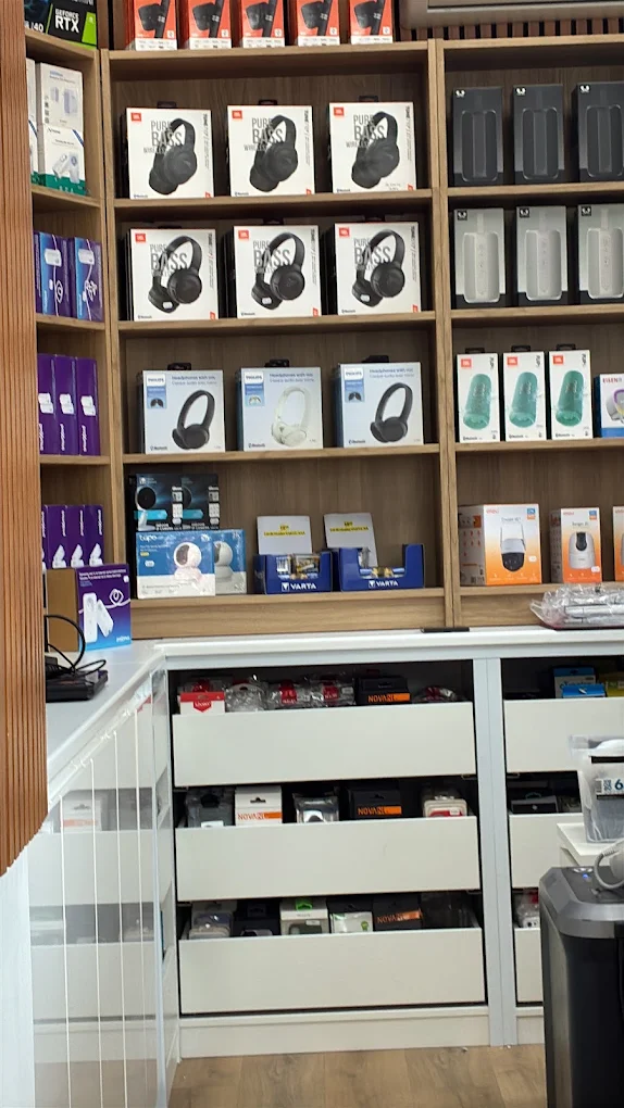 Rayon du magasin avec casques, écouteurs, enceintes Bluetooth et caméras de surveillance