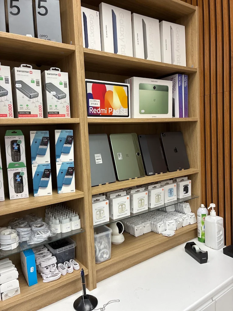 Accessoires GSM en rayon : batteries externes, tablettes, téléphones et écouteurs