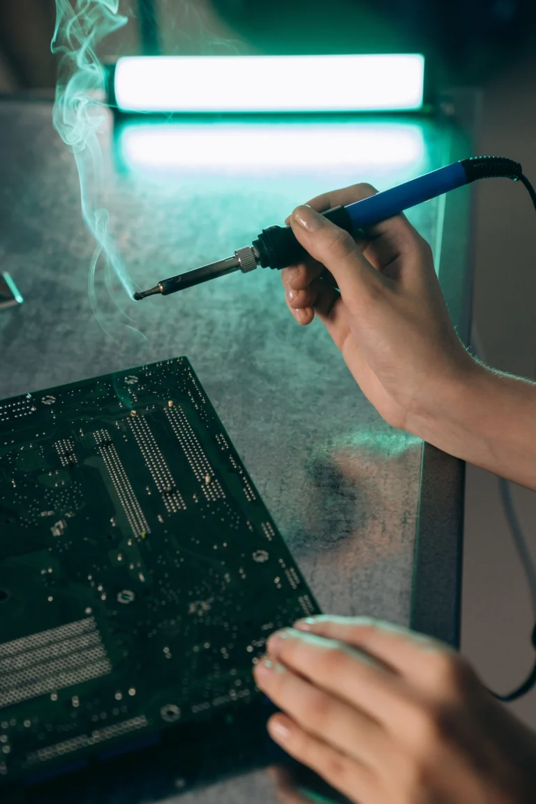 Main de technicien travaillant sur une carte mère