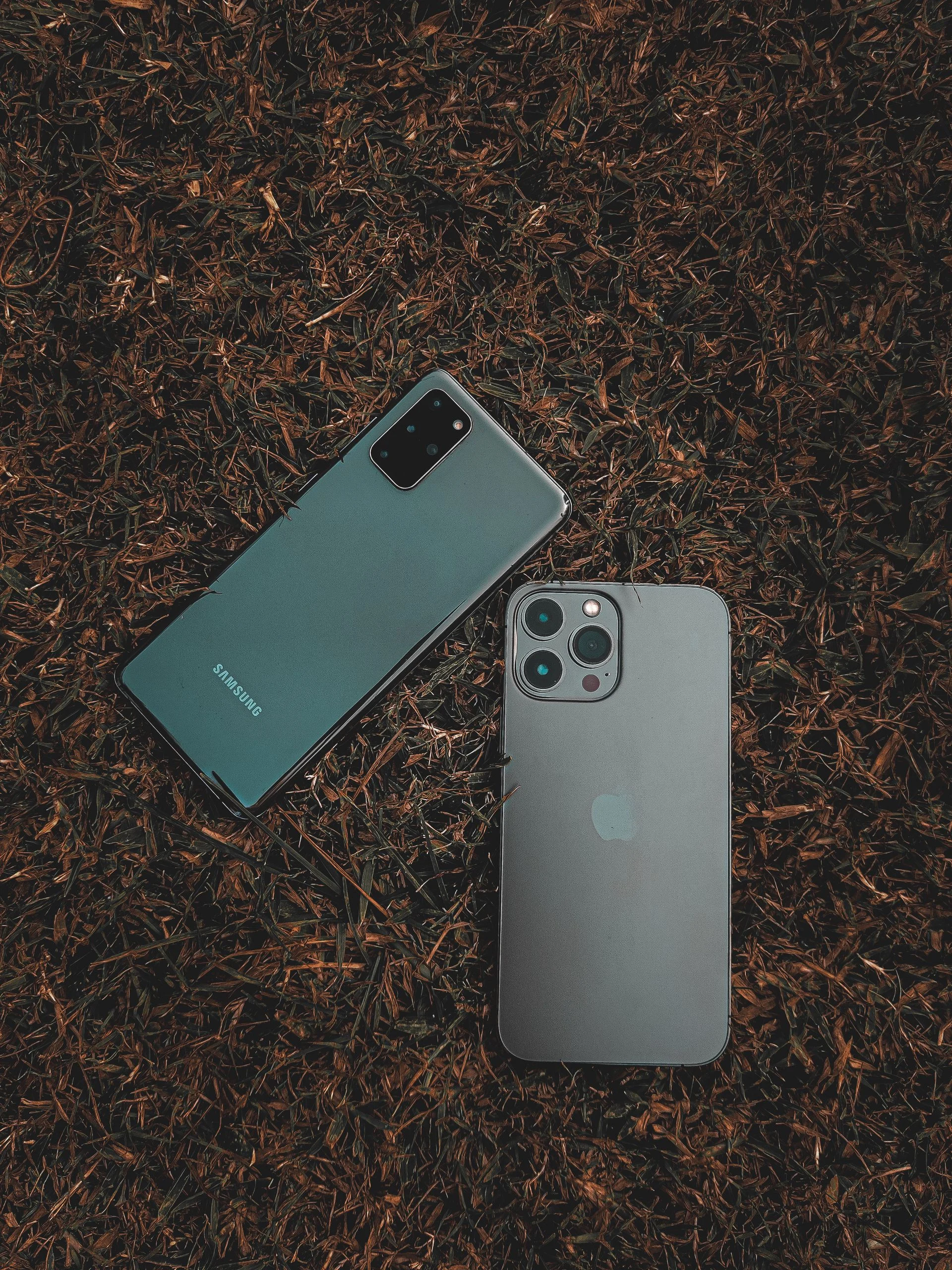 Smartphone reconditionné ou d’occasion : iPhone et Samsung côte à côte